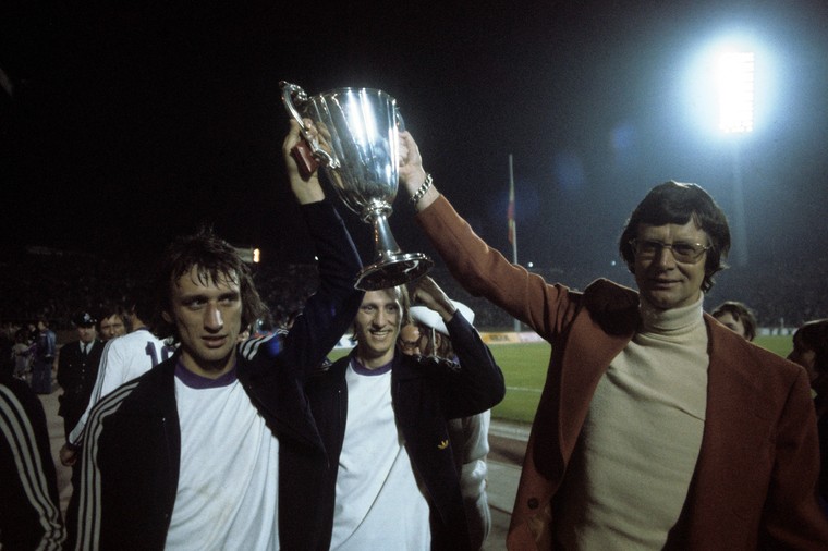 Rob Rensenbrink (links) in 1976 na de Europa Cup ll-winst met Anderlecht.