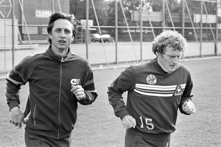 In 1980 vertrekt Jansen na vijftien jaar bij Feyenoord om in Amerika te voetballen voor Washington Diplomats, waar ook Cruijff op dat moment speelt. Daarna maakt de Feyenoord-icoon een opvallende move door bij Ajax zijn rentree te maken op de Nederlandse velden.