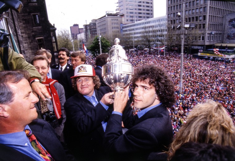 Met Peter Bosz en de KNVB-beker op de Coolsingel in 1992.