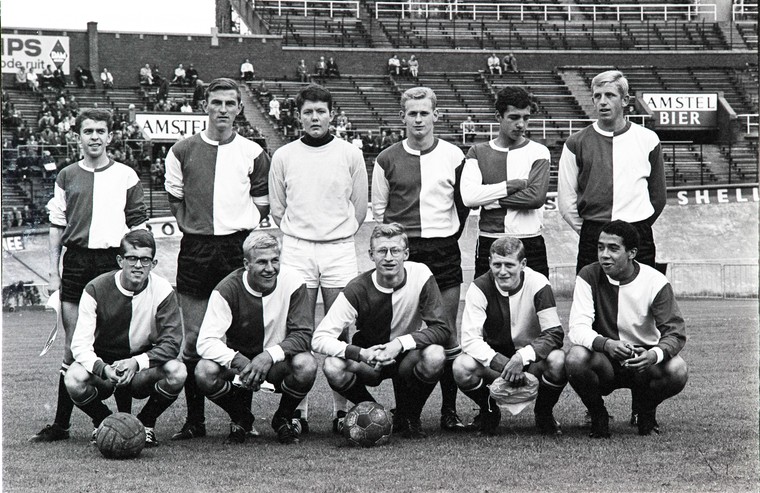 In 1966 als aanvoerder met het hoogste jeugdteam van Feyenoord op bezoek bij DWS, geflankeerd door Joop van Daele en Hans Ooft. Tweede van links zit Jan Boskamp.