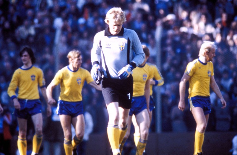 Ronnie Hellström betreedt het veld met de Zweedse ploeg tijdens het WK van 1978. Uiterst links PSV-spits Ralf Edström.