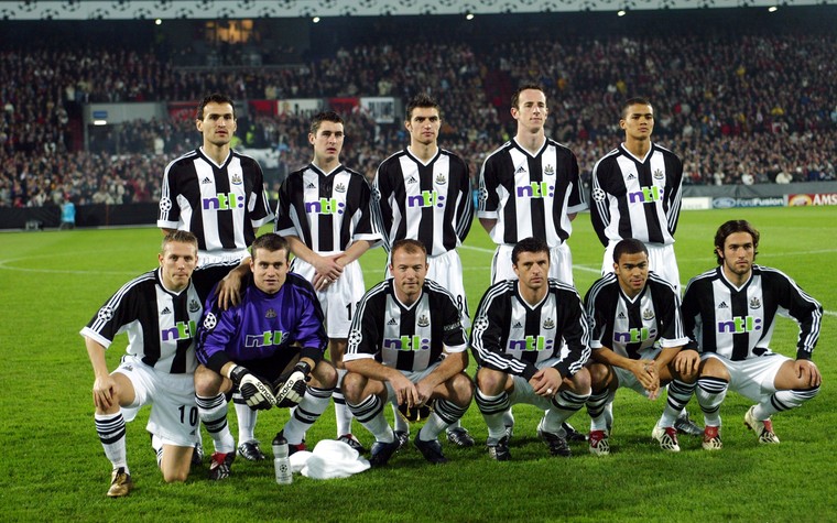 Het elftal van Newcastle United dat in november 2002 met 3-2 won van Feyenoord in De Kuip. Staand (vanaf links): Nikos Dabizas, Andy Griffin, Aaron Hughes, Andy O&#039;Brien en Jermaine Jenas. Gehurkt: Craig Bellamy, Shay Given, Alan Shearer, Gary Speed, Kieron Dyer en Hugo Viana.
