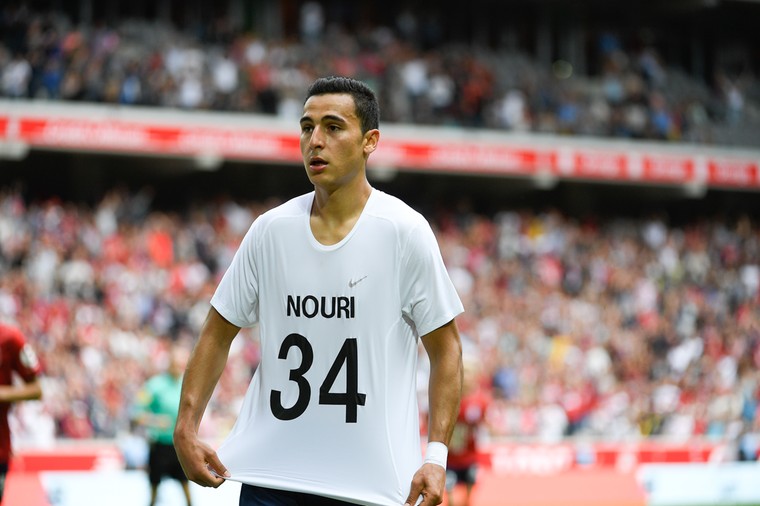 Diverse spelers bewezen via het rugnummer van Abdelhak Nouri hun eer. Zo ook Anwar El Ghazi, toen nog speler van Lille. 