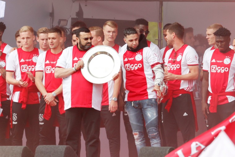 De vader (links) en broer van Abdelhak Nouri tijdens de huldiging voor het 34ste landskampioenschap van Ajax.