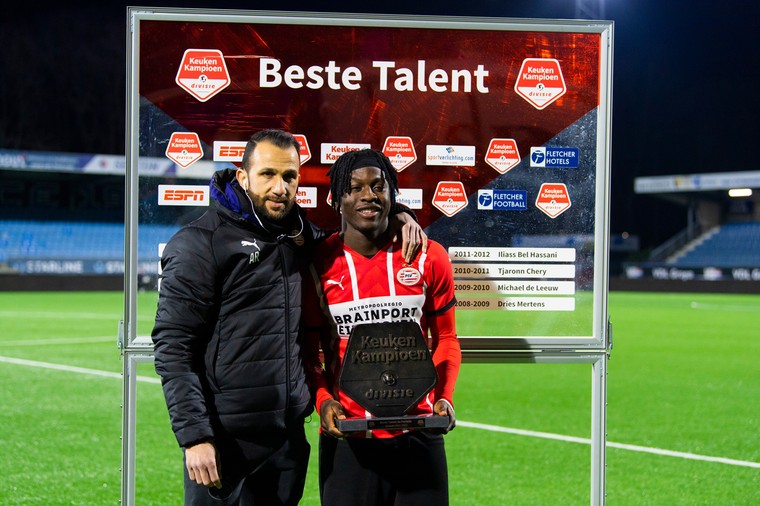 Johan Bakayoko maakte afgelopen weekend zijn debuut in de Eredivisie, voor de wedstrijd tegen FC Emmen ontving de aanvaller een bronzen schild als beste talent van de afgelopen periode.