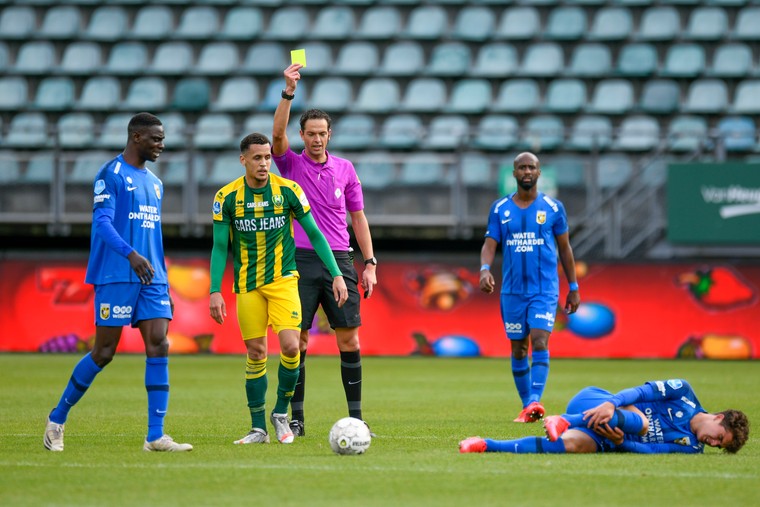 Ravel Morrison krijgt op 18 oktober 2020 een gele kaart in het thuisduel van ADO Den Haag met Vitesse.