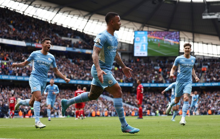 Gabriel Jesus zet Manchester City op 2-1.
