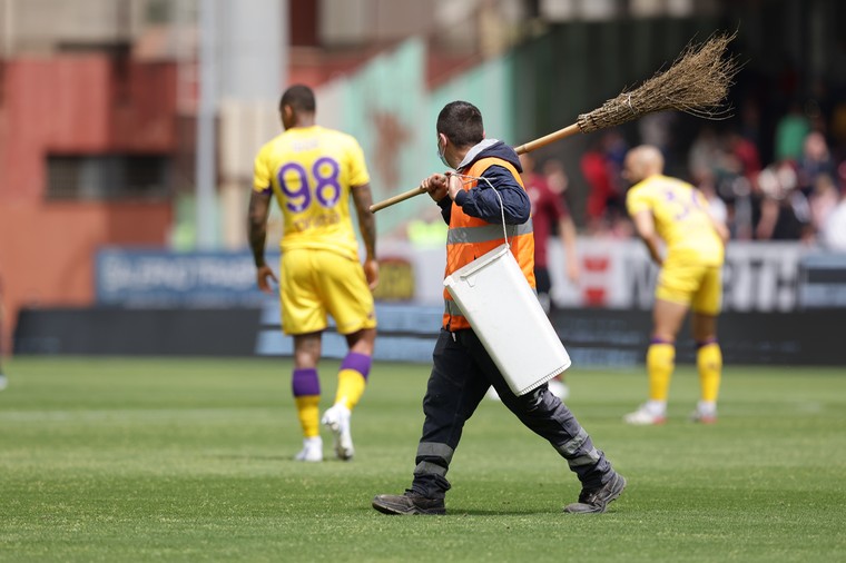 Een schoonmaker die de confetti van het veld moest vegen voorafgaand aan Salernitana-Fiorentina.