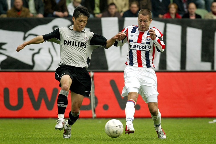Hans Denissen in duel met PSV&#039;er Young-pyo Lee. 