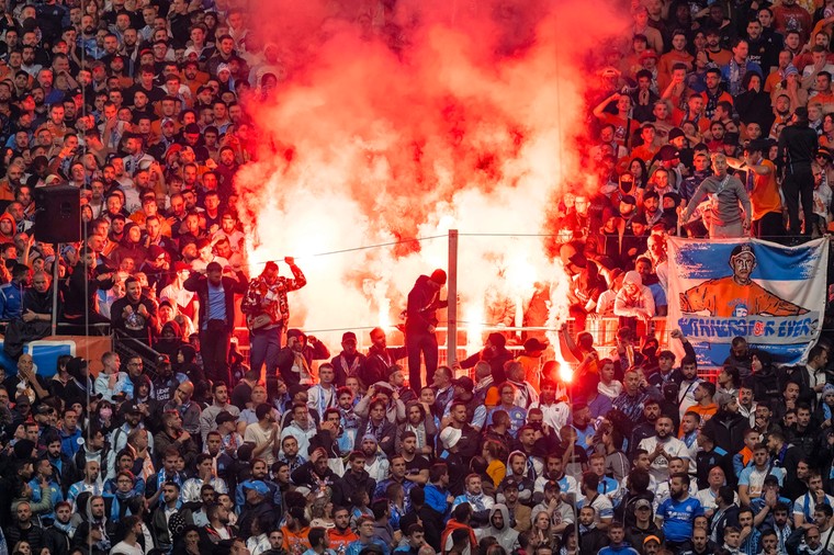 Fans steken dusdanig veel vuurwerk af, dat mensen in het stadion én thuis voor de televisie de eerste minuten weinig zien van de halve finale in Marseille.