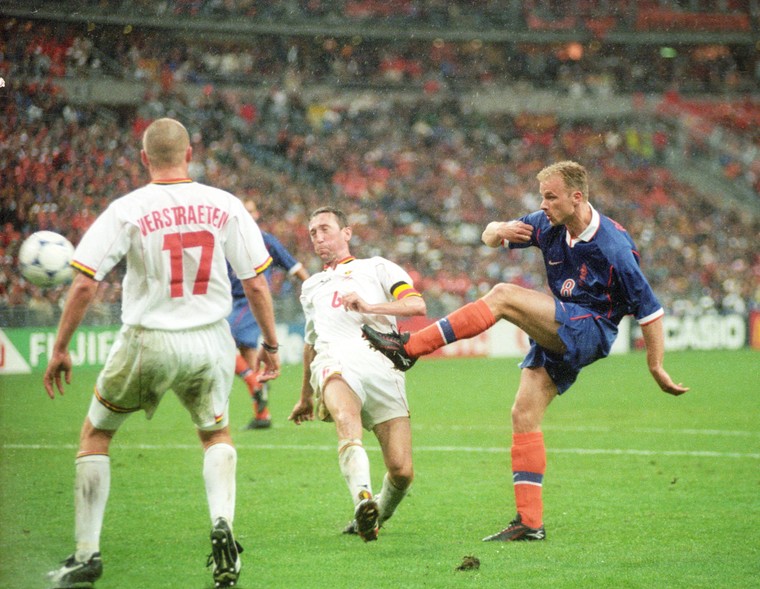 Dennis Bergkamp schiet op doel tijdens een WK-wedstrijd tussen België en Nederland. Ook in 1998 wist Oranje niet te winnen van de Belgen, het werd 0-0. Bergkamp is vooralsnog de laatste Nederlandse doelpuntenmaker in een zege van Oranje op België.