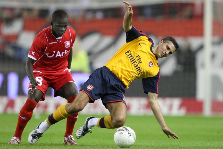 Op 13 augustus 2008 in dienst van FC Twente in duel met Arsenal-vedette Robin van Persie in de voorronde van de Champions League.