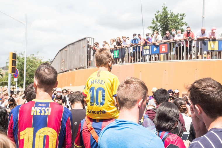 Duizenden fans verzamelden zich voor Camp Nou bij het afscheid van Messi.
