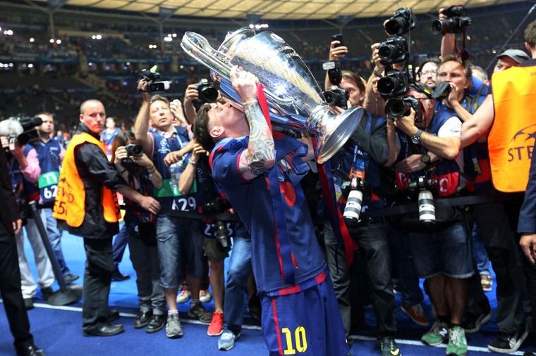 Messi met de laatste Champions League-trofee die hij won.