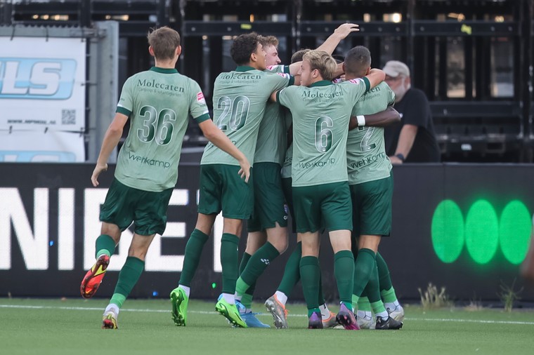 Chardi Landu wordt na zijn openingstreffer tegen Telstar gefeliciteerd door zijn ploeggenoten. 