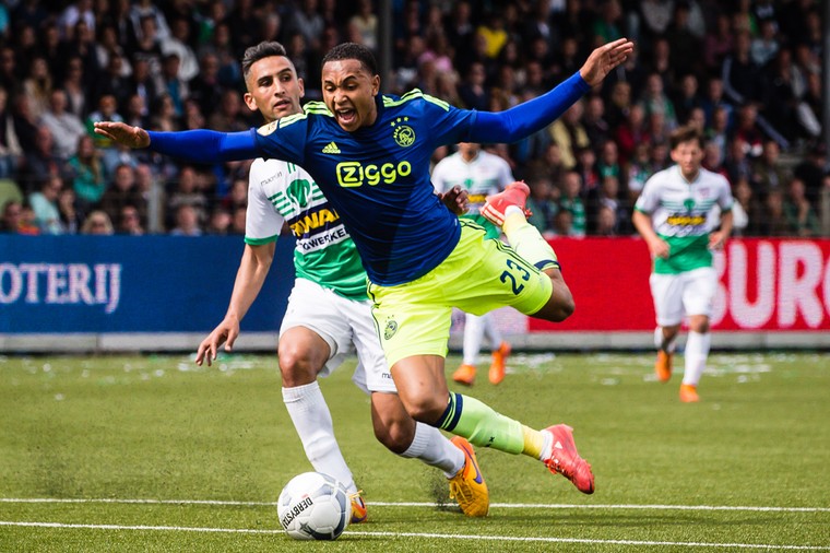 Namens FC Dordrecht in duel met Ajacied Kenny Tete.