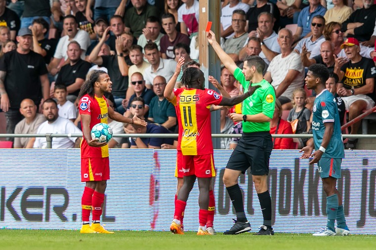 Scheidsrechter Jochem Kamphuis toont Go Ahead Eagles-aanvaller Rashaan Fernandes de rode kaart.