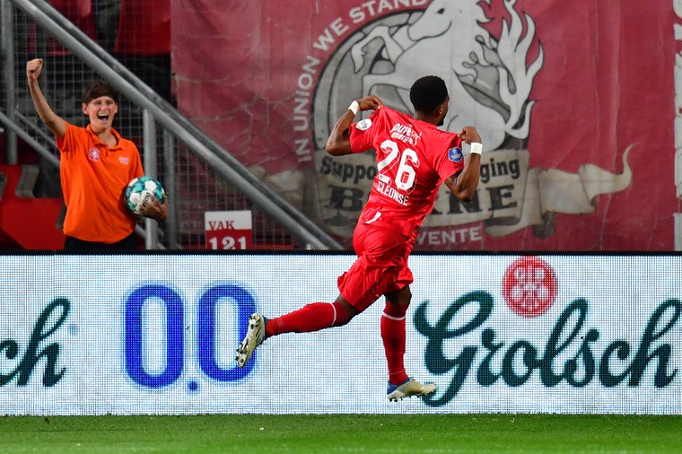 Denilho Cleonise opent de score voor FC Twente.