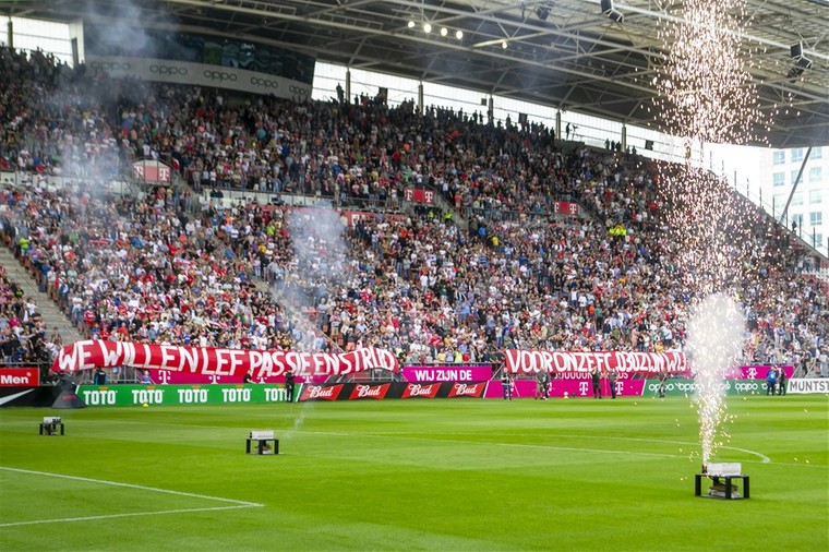 De thuiswedstrijd tegen Ajax begon nog erg sfeervol, met het juiste soort vuurwerk op het veld.