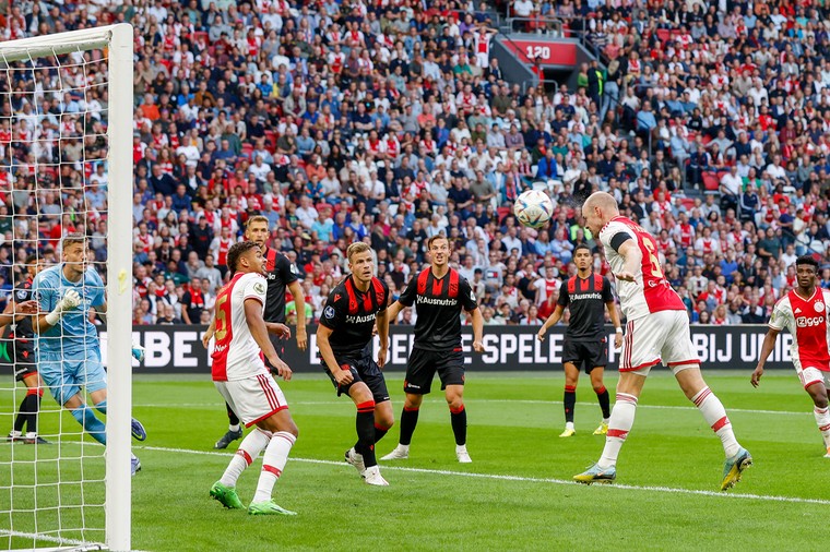 Davy Klaassen kopte al na vier minuten de openingstreffer binnen voor Ajax.