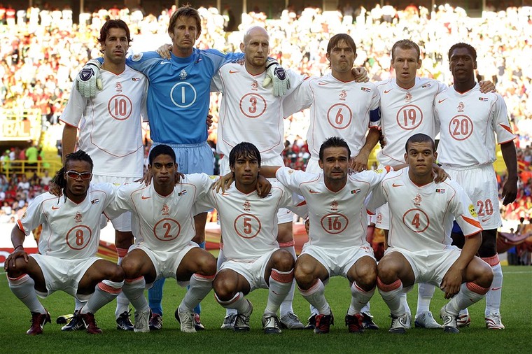 De basiself van Oranje tijdens de halve finale van het EK 2004 tegen Portugal. 