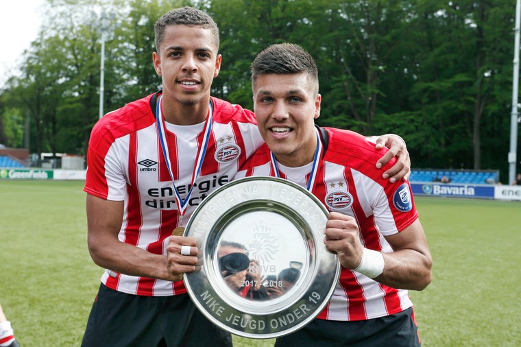 Justin Lonwijk en Joël Piroe vieren vieren het kampioenschap met PSV Onder-19 in 2018. 