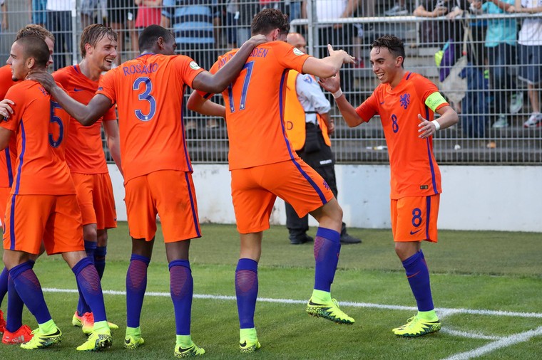 Dennis van der Heijden en Abdelhak Nouri vieren een doelpunt tijdens het EK Onder-19. 