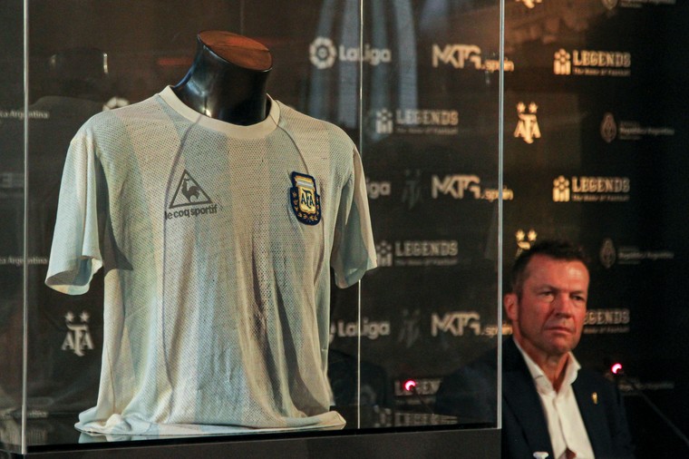 Matthäus schonk het bewuste shirt in augustus al aan de Argentijnse ambassade in Madrid. 
