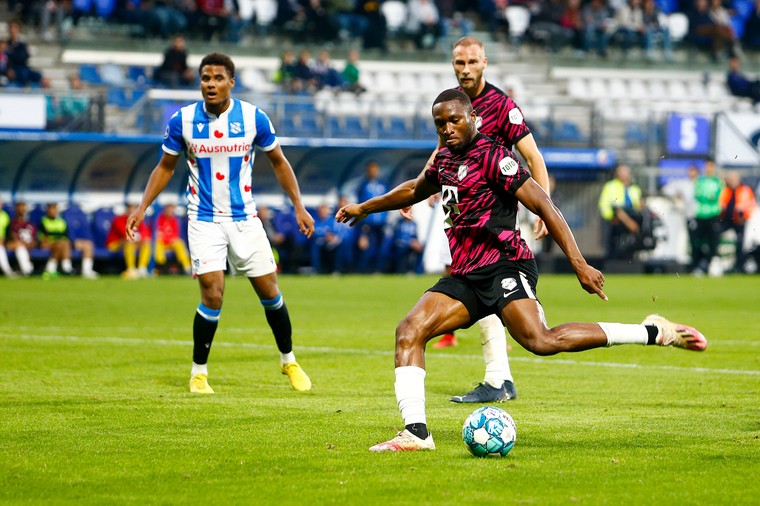 Modibo Sagnan haalt doeltreffend uit tegen SC Heerenveen.