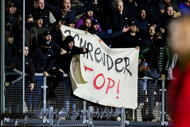 Ajax-supporters in Emmen roepen om het ontslag van Schreuder.