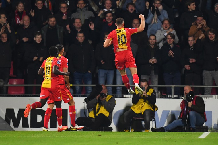 Philippe Rommens juicht na zijn goal tegen Vitesse.