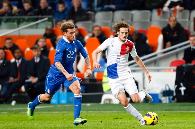 In duel met Alessandro Diamanti tijdens zijn Oranje-debuut tegen Italië.