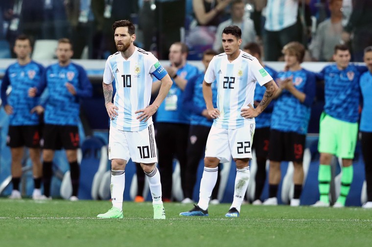 Lionel Messi en Cristian Pavón treuren na de nederlaag in de groepsfase van het WK in 2018 tegen Kroatië (0-3).