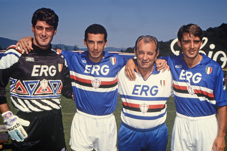 Roberto Mancini (rechts) en Gianluca Vialli (tweede van links) met doelman Gianluca Pagliuca en trainer Vujadin Boskov.