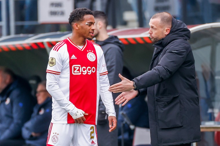 Heitinga druk coachend tijdens zijn eerste duel als hoofdcoach van Ajax.