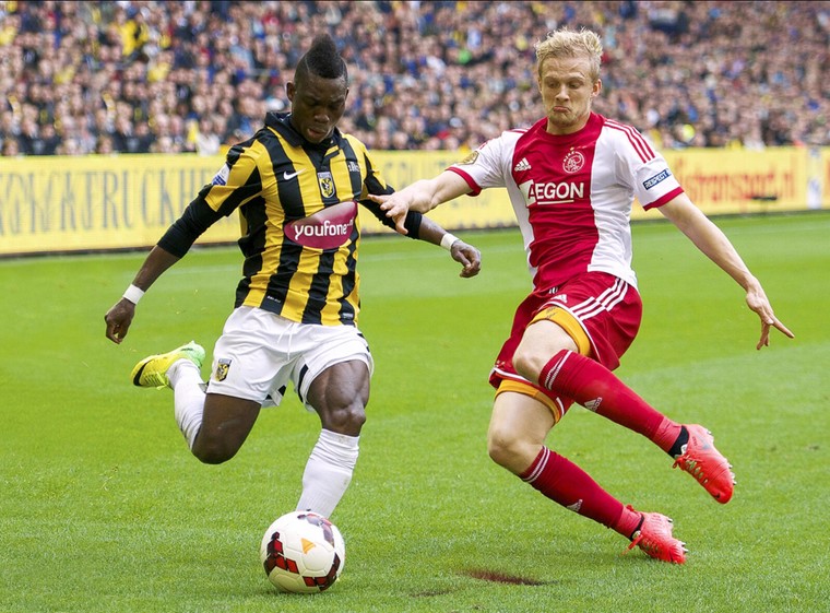 Met Vitesse tegen Nicolai Boilesen van Ajax in april 2014.