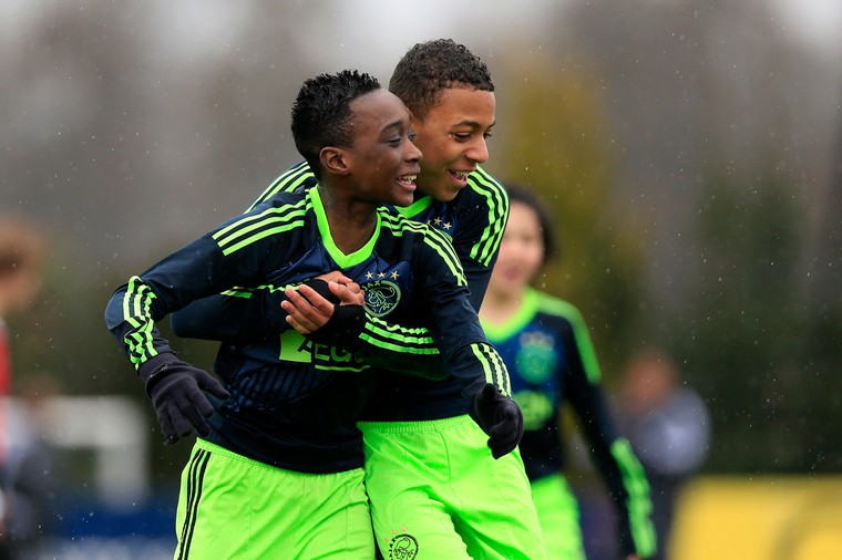 Een piepjonge Deabeas Owusu-Sekyere met zijn teamgenoot Donyell Malen in de jeugd van Ajax. 