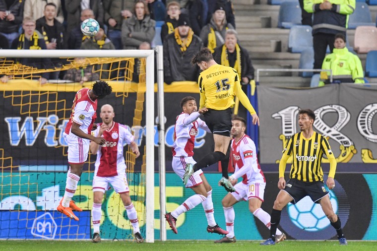 Marco van Ginkel torent boven iedereen uit.