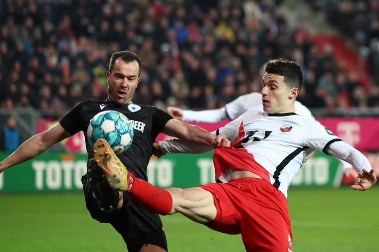 Tasos Douvikas van FC Utrecht vecht met Koos Werkman om de bal. 