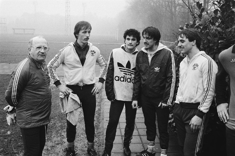 De bondscoach in 1983 met Jurrie Koolhof, Gerald Vanenburg, Ben Wijnstekers en Edo Ophof. 