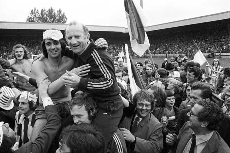 Trainer Kees Rijvers en sterspeler Willy van der Kuijlen worden op Eindhovense handen gedragen na het behalen van de landstitel in 1975.