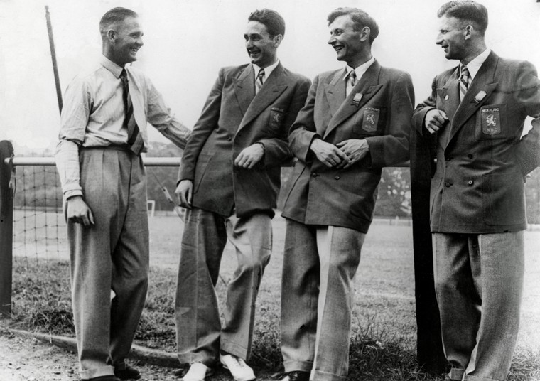 Het Gouden Binnentrio Faas Wilkes, Abe Lenstra en Kees Rijvers met bondscoach Jesse Carver voorafgaand aan de Olympische Spelen van Londen in 1948.