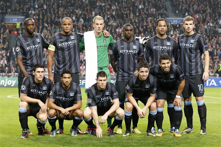 Het elftal waarmee Manchester City in 2012 aantrad tegen Ajax in de Champions League. Ondanks een goal van Nasri wonnen de Amsterdammers thuis met 3-1.
