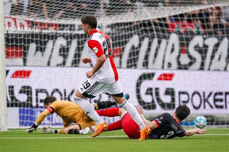 Santiago Giménez maakt zijn tweede goal van de middag tegen Excelsior en staat in alle competities nu op 22 goals voor Feyenoord.