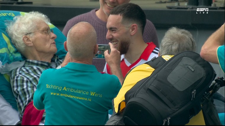 Via Stichting Ambulance Wens kregen diverse Feyenoord-supporters een mooie kans om de wedstrijd tegen Excelsior bij te wonen. Aanvoerder Orkun Kökçü maakte na afloop van de wedstrijd een praatje.
