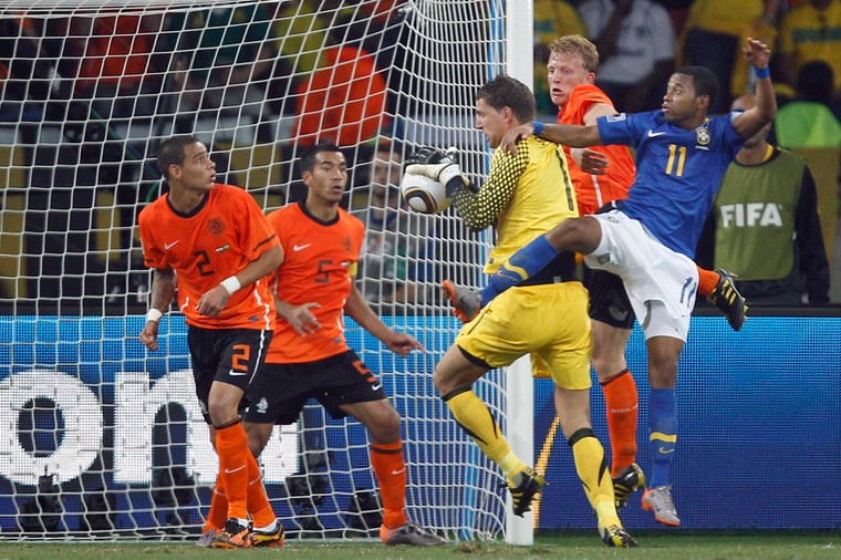 Maarten Stekelenburg tegen Brazilië op het WK van 2010.