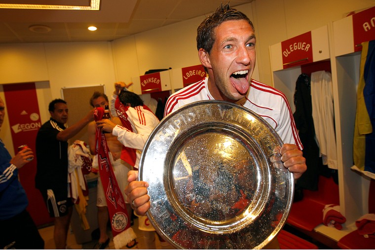 Maarten Stekelenburg met de kampioensschaal na de overwinning op FC Twente in 2011. Enkele uren later zou de doelman de schaal per ongeluk van de spelersbus laten vallen, met een flinke deuk als gevolg.