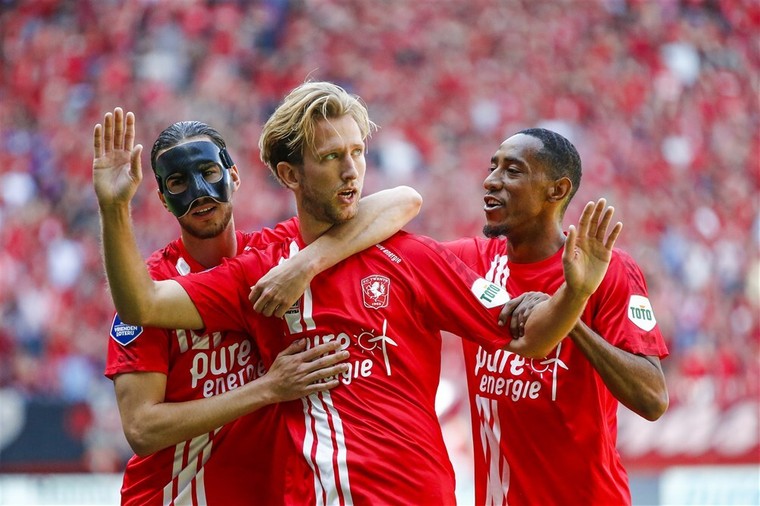 Michel Vlap juicht ingetogen nadat hij FC Twente op 1-0 heeft gezet.