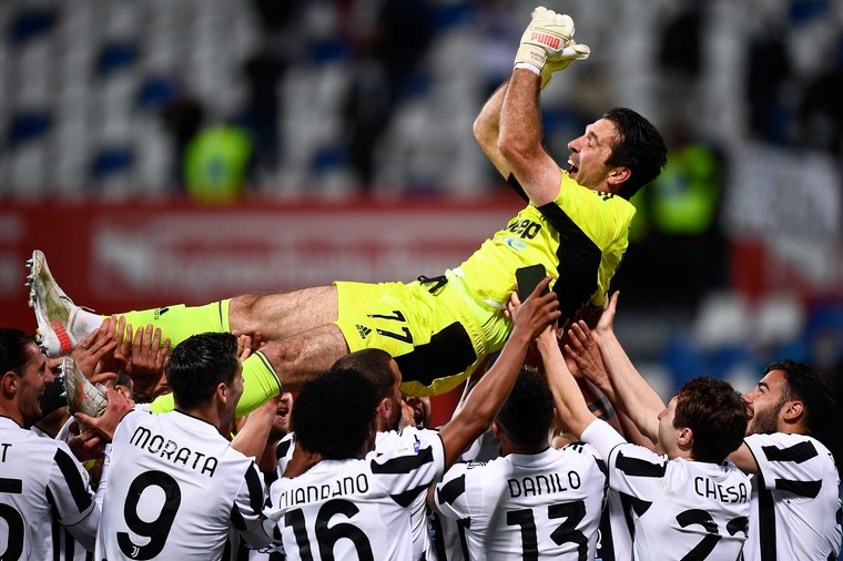 Gianluigi Buffon gaat de lucht in na de bekerwinst van Juventus in 2021. Het zou uiteindelijk de laatste prijs zijn die Buffon pakte. 