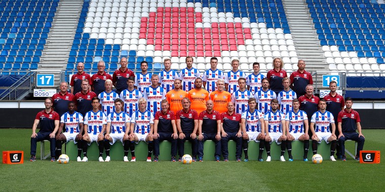 De selectie van SC Heerenveen voor het seizoen 2018/19 met Jizz Hornkamp (bovenste rij, vijfde van rechts) en Sam Lammers (onderste rij, vijfde van rechts).